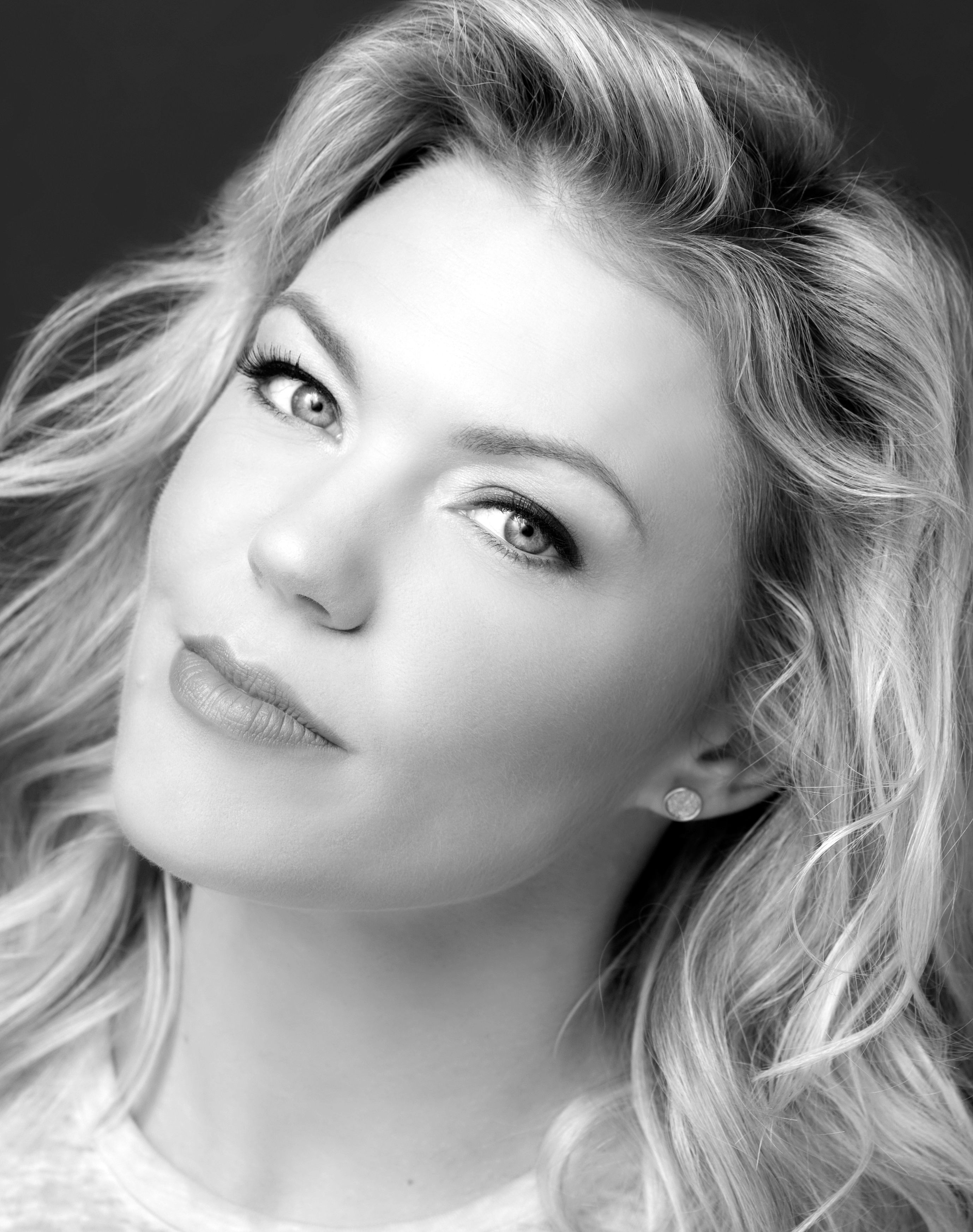 Picture of Robyn Hurder
