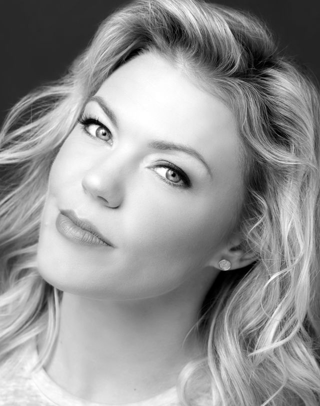 Picture of Robyn Hurder