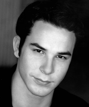 Picture of Skylar Astin